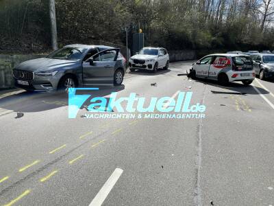 B27: Unfall mit Polizeifahrzeug & 2 PKW im Kurvenbereich der Weinsteige - Alle 3 Fahrzeuge müssen abgeschleppt werden