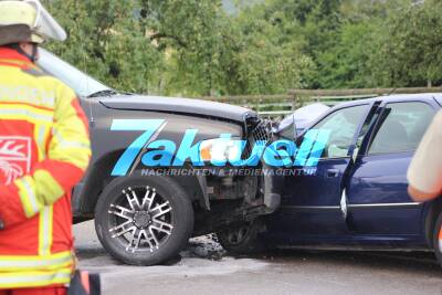 Dodge-Pickup zerquetscht PKW bei Metzingen – eine Person verletzt