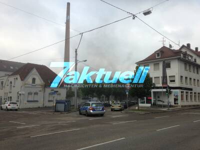Brand mit sehr starker Rauchentwicklung in leerstehender Fabrikhalle - Feuerwehr-Großeinsatz (3. Alarm)