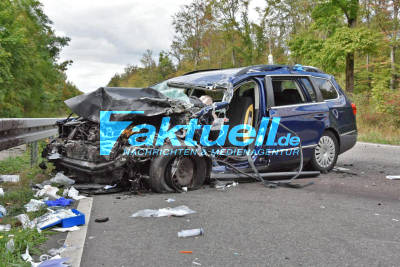 Oftersheim: Schwerer Verkehrsunfall auf B 291 - PKW prallt gegen LKW - lange Sperrung, Hubschrauber im Einsatz