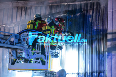 Brand zerstört Lagerhalle eines Mulchmaschinenherstellers - Feuerwehr im Großeinsatz