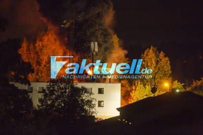 Großfeuer eines Elektrorecyclers - Meterhohe Flammen - Brand droht auf Wohnheim überzugreifen