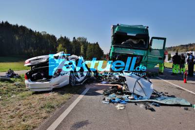 Horrorcrash bei Überholmanöver auf der B29 - Junger BMW Fahrer stirbt im Unfallwrack