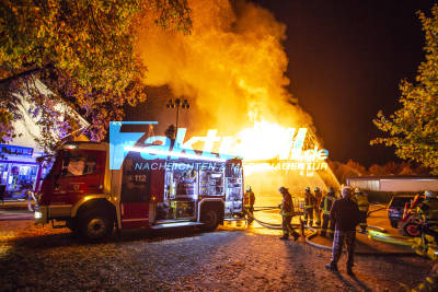 Großbrand auf dem Golfclub: Lagerscheune mit Golfutensilien brennt vollständig nieder - Flammen kilometerweit sichtbar