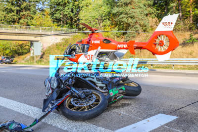 Schwerer Crash auf der A5: Biker fliegt nach Kollision mit Mercedes durch die Luft - Rettungshubschrauber im Einsatz - Vollsperrung