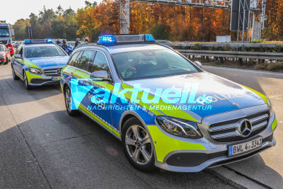 Schwerer Crash auf der A5: Biker fliegt nach Kollision mit Mercedes durch die Luft - Rettungshubschrauber im Einsatz - Vollsperrung