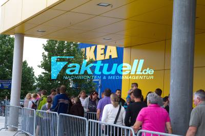 IKEA verschenkt Gutscheine - Lange Schlangen in der Nacht vor dem Möbelhaus