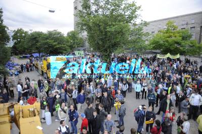 Stuttgart 21 - Gegner stürmen nach Demonstration Grundwassermanagement-Baustelle
