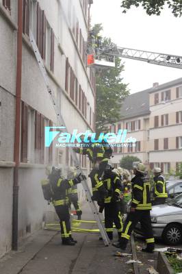 Giftiger Brandrauch machte Flucht unmöglich – Elf Bewohner eingeschlossen – Feuerwehr rettet Bewohner über Drehleiter – Vier Verletzte!