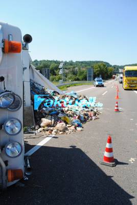 Müll-Brummi kippt auf A8 um - Mehrere Tonnen Hausmüll auf Autobahn verteilt