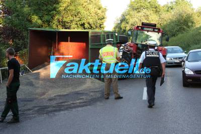 Nach Traktorunfall 6 Tonnen Raps auf Fahrbahn