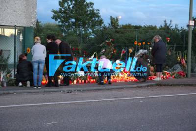 Ein Meer aus Blumen und Kerzen an der Unfallstelle: Freunde und Angehörige trauern um die drei Toten von Hirschlanden