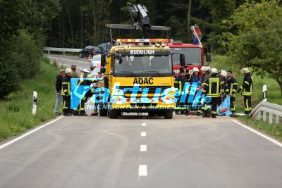 Unter Alkohol die Kontrolle verloren - Auto und Leitplanke Schrott