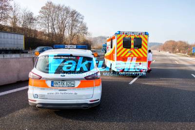 Videoupdate - Schwerer Auffahrunfall auf der A6 an der Auffahrt Sinsheim - 1 LKW Fahrer wurde eingeklemmt und mind. schwer Verletzt - 3 LKWs beteiligt