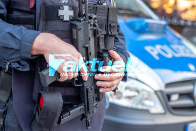 Harte Jungs und Maschinenpistolen - Symbolbilder Thema Polizei - Stuttgarter Weihnachtsmarkt