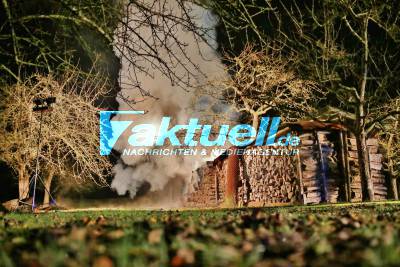 Wieder brennt ein Holzstapel im Rems-Murr Kreis - Nächtlicher Einsatz für die Feuerwehr Auenwald