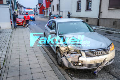 Schwerer Unfall in Forst: Audi kracht in parkenden Peugeot, dieser schleudert auf den Bürgersteig - 2 Verletzte - Rettungskräfte im Einsatz