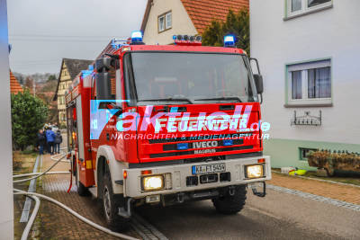 Scheunenvollbrand in dicht bebauter Wohnsiedlung: 1 Feuerwehrmann verletzt - Feuerwerkskörper als Brandursache?