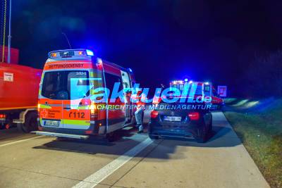 Schwerer Verkehrsunfall auf der A8 kurz vor Wendlingen - zwei Schwerverletzte - Verkehrschaos