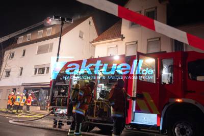 Brand zwischen zwei Gebäuden und an Gebäudefassade, 10 Personen aus Wohnhaus evakuiert, 7. Einsatz für Feuerwehr Backnang