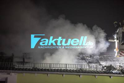 Dachstuhlbrand von Mehrparteienhaus fordert Großeinsatz in Reutlingen