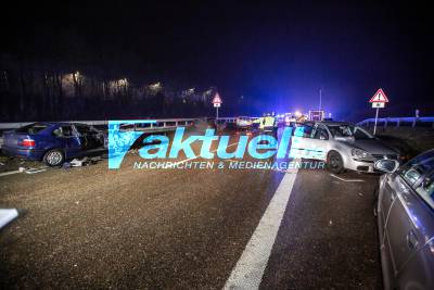 2 Tote und 15 Verletzte nach Massencrash mit mehreren Fahrzeugen auf der B27 bei Aichtal