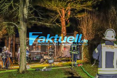 Gartenhüttenbrand fordert Einsatz der Feuerwehr Bretten: Gartenhütte und Rasentraktor fallen Flammen zum Opfer - Brandursache unklar