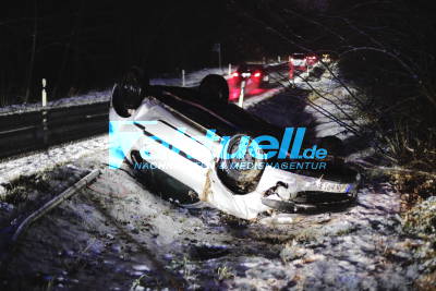 Im Waldstück bei Stuttgart-Asemwald landete aufgrund spiegelglatter Straße ein Auto auf dem Dach - Fahrer leicht verletzt