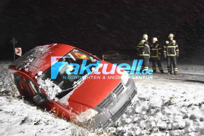 [FOTOUPDATE] Glatteis: Feuerwehrkamerad landet im Graben nach Unfall mit Mercedes im Schneegestöber