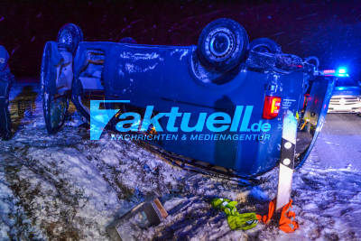 Schnee-Crash: Transporter auf schneebedeckter Straße überschlagen - 2 Verletzte nach Wintereinbruch