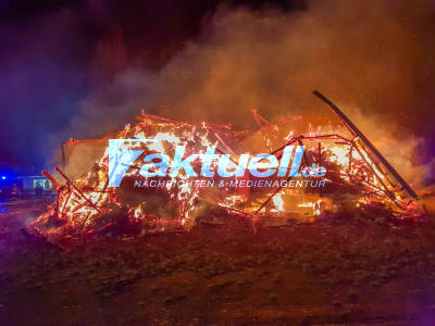Flammeninferno nahe Kernkraftwerk Philippsburg: Landwirtschaftliches Anwesen in Vollbrand - Meterhohe Flammen schlagen in Nachthimmel - Feuerwehr im Grosseinsatz