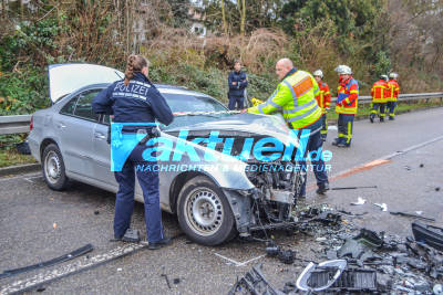 (INFOUPDATE) Schwerer Frontalcrash auf Bundesstraße fordert mehrere Schwerverletzte: PKW wird nach Frontalunfall auf Feldweg geschleudert - Rettungskräfte im Einsatz