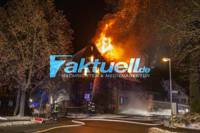 Großbrand zerstört Gebäude in Neustetten - Meterhohe Flammen schlagen in den Nachhimmel - Fahrzeuge und Straße frieren durch Löschwasser komplett ein