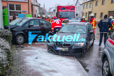 Schwerer Crash in Bad Schönborn: PKW kracht in Hauswand nach Vorfahrtsverletzung - Rettungskräfte im Grosseinsatz