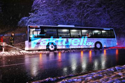 Glätte im Rems Murr Kreis - Reisebus kommt von der Fahrbahn ab und landet im Graben, PKW stürzt 6 Meter Böschung runter