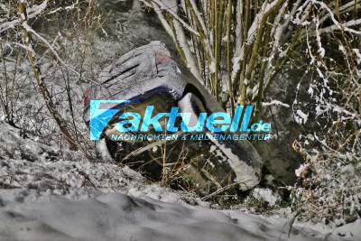 Pkw kommt bei Glätte von der Fahrbahn ab, rutscht Abhang hinab und landet Senkrecht im Schnee - Feuerwehr im Einsatz