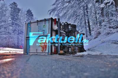 Lkw überschlägt sich auf der Landstraße - Stundenlange Vollsperrung in beide Richtungen