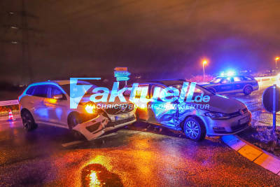 Gegenverkehr im Starkregen übersehen: Verkehrsunfall in Bruchsal - Volvo kracht in VW an Kreuzung