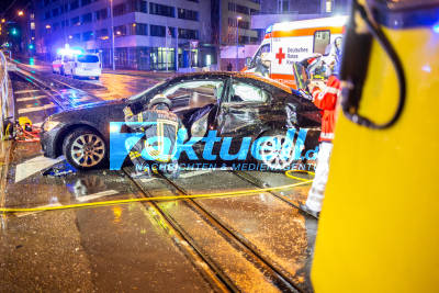 Heftiger Unfall mit der Bahn an der Haltestelle Milchhof - eine schwerverletzte Person 
