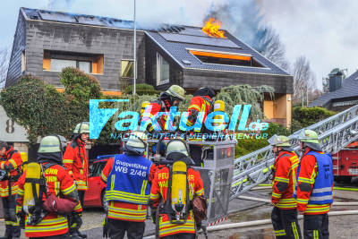 Dachstuhl mit Photovoltaikanlage im Vollbrand: Feuerwehr in Waldbronn im Großeinsatz - Schwierige und stundenlange Löscharbeiten 