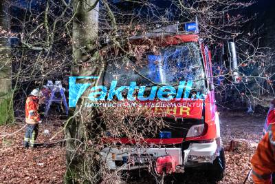 Feuerwehrmann verliert Kontrolle über Löschfahrzeug und kracht gegen Baum