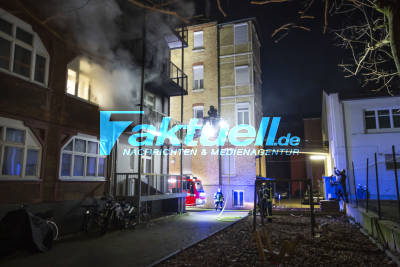 Balkon brennt lichterloh eines Mehrfamilienhauses im Hinterhof