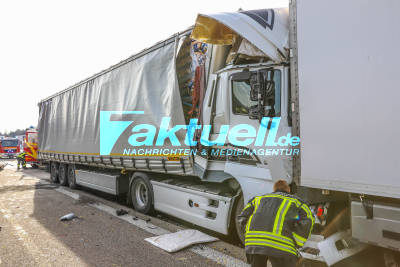Schwerer LKW-Unfall auf der A5: Sattelzug kracht in Stauende auf stehenden LKW - Führerhaus wird massiv eingedrückt - Mehrere Verletzte - Grosseinsatz