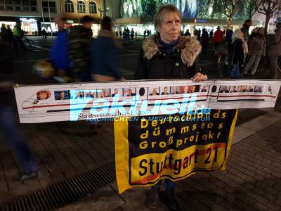Stuttgart Mitte: S21 Gegner entrollen Banner vor Rathaus