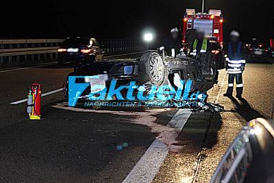 Sportwagen überschlägt sich mehrfach auf Autobahn - Fahrer stirbt im Unfallwrack