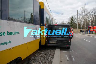 PKW gegen Stadtbahn geschleudert: Verkehrsunfall auf der Heilbronner Straße