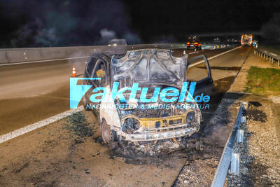 A5 bei Malsch: Renault wird ein Raub der Flammen - Junger Fahrer kann brennenden PKW mit Handbremse stoppen - Feuerwehren im Einsatz
