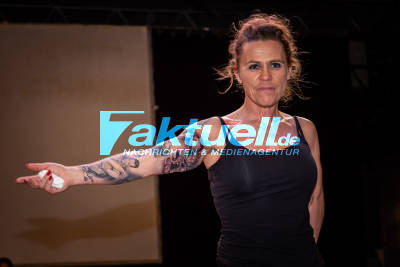 Tattoo Show in der Kultur Arena in Stuttgart-Wangen, Künstler bei Ihrer Arbeit und neue Tattoos für die Körperschmuckwilligen