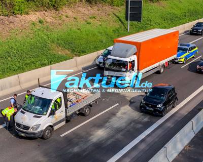 Verkehrsunfall auf der B10 bei Stuttgart-Wangen - LKW verliert eine größere Menge an Kraftstoff und sorgt für Stau
