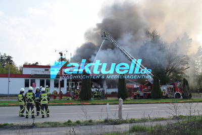 China-Restaurant brennt neben Tankstelle lichterloh - Familie obdachlos!